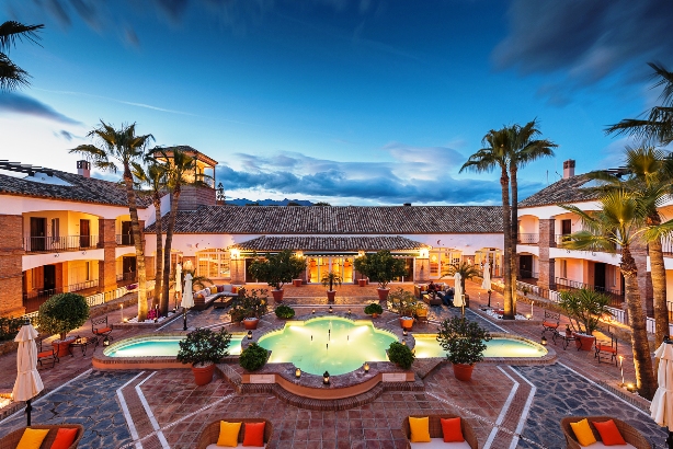 La Cala patio naranjo at night