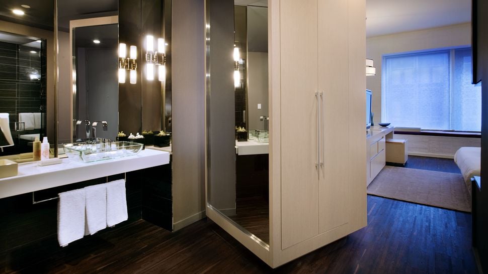 Andaz-deluxe-king-bathroom-bedroom Andaz Hotel