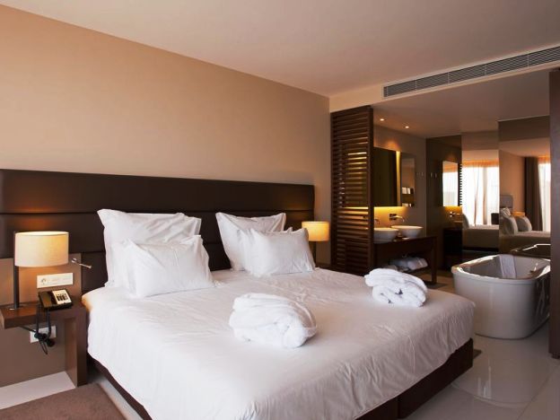 Yellow Lagos Meia Praia guestrooms