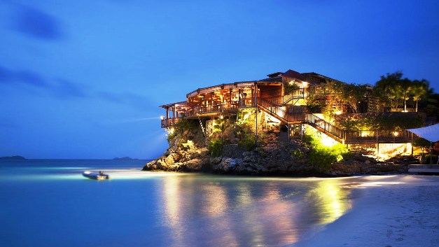 Eden Rock dining night time