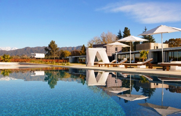 Entre cielos pool day time