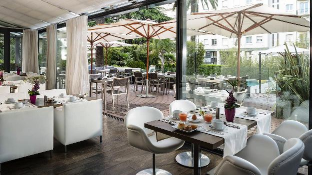 Hotel Le Canberra Cannes outdoor dining