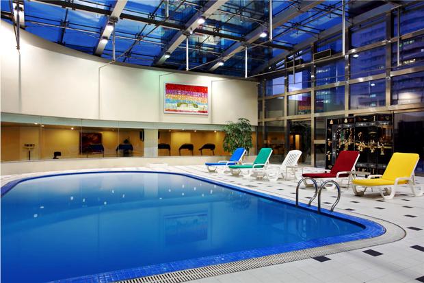 Sheraton Shanghai Hongqiao Hotel indoor pool