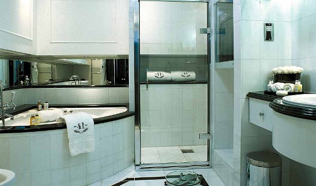 41 Hotel Bathrooms
