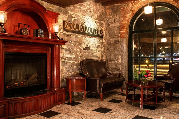 Auberge du Vieux-Port lobby