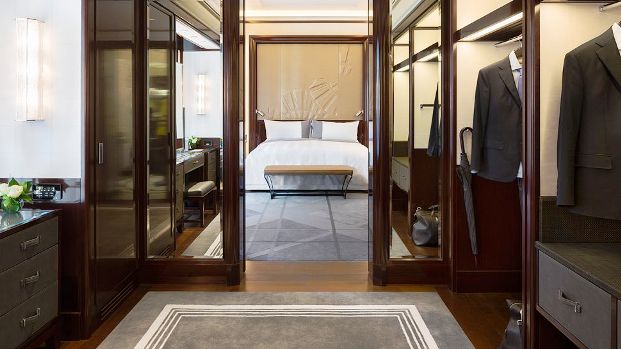 Peninsula Paris Hotel deluxe suite dressing room