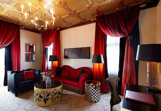 The Scarlet Huntington lounge