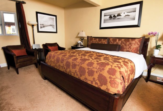 L'Auberge Carmel court king room