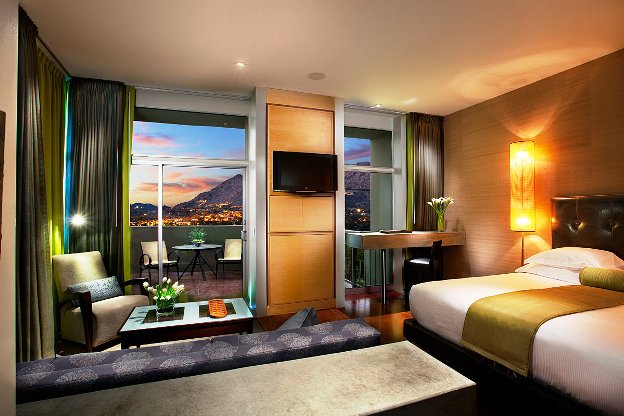 Sanctuary Camelback Mountain king suite room