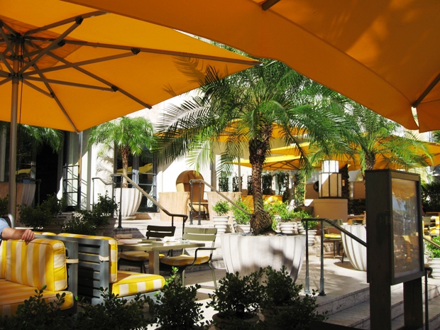 Tide South Beach outdoor dining