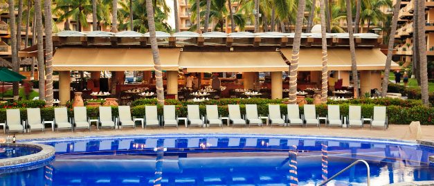 Villa del Palmar Beach Resort pool dining