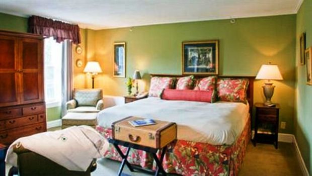 Pine Needles Lodge & Golf Club king guest room
