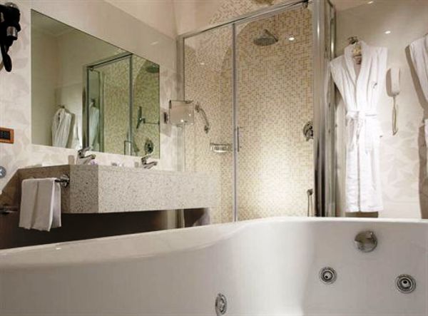 The Hotel Nazionale guestroom bathroom
