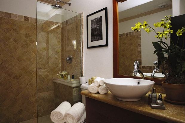 Silver Point Hotel guest room bathroom