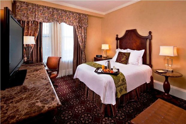 The Roosevelt New Orleans guestroom