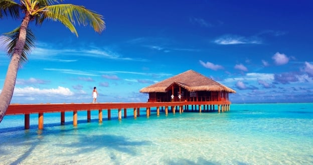 Medhufushi Island Resort beach deck dining