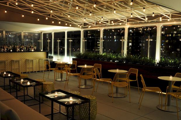 Hotel Indigo NYC Chelsea bar lounge